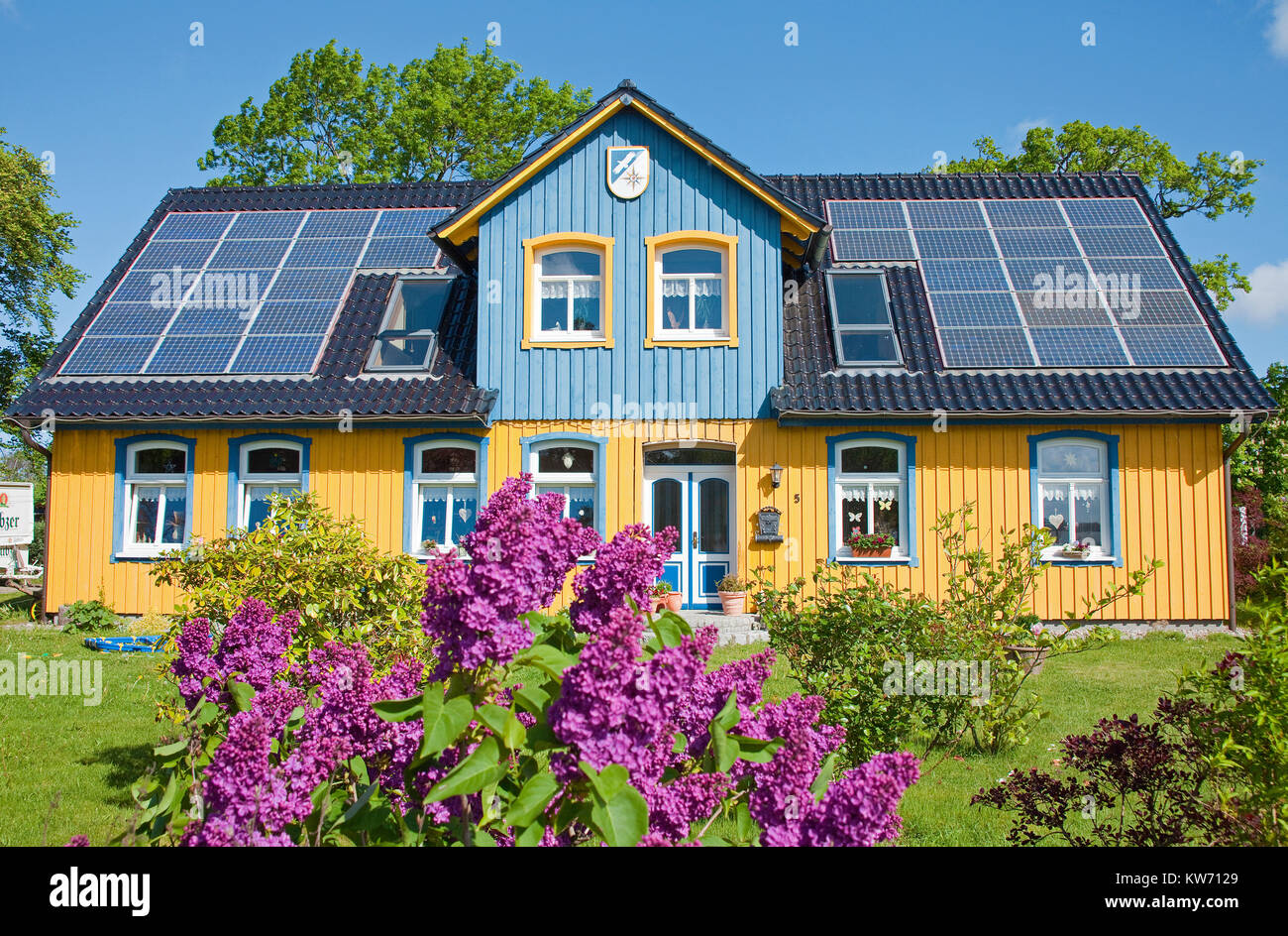 Casa de madera con células fotovoltaicas en el techo, nacido en aldea, Fischland Darss, Mecklemburgo-Pomerania Occidental, Mar Báltico, Alemania, Europa Foto de stock