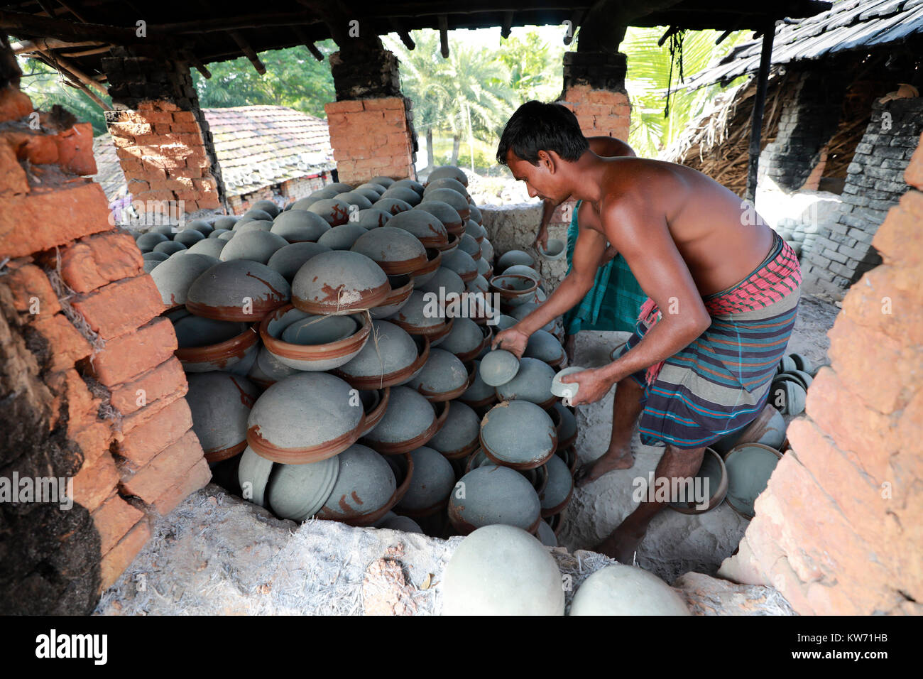 KHULNA, BANGLADESH - Diciembre 16, 2017: los trabajadores de Bangladesh una  pila de artículos de cerámica para quemarlos en un horno de leña en la  ciudad de Khulna, Bangladesh. Pott Fotografía de stock - Alamy