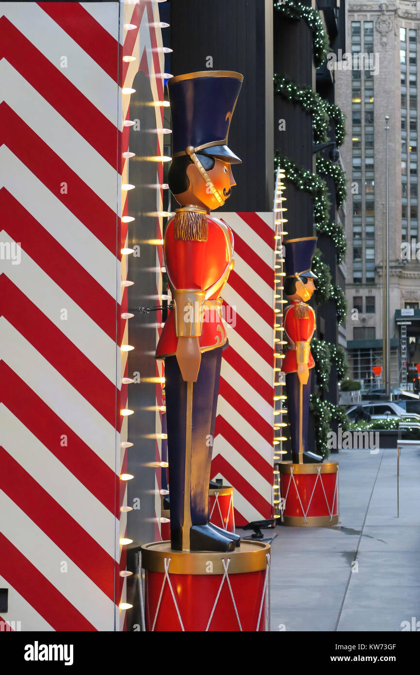 Soldado decoraciones navideñas en el edificio de UBS en Park Avenue, Nueva York, EE.UU. Foto de stock