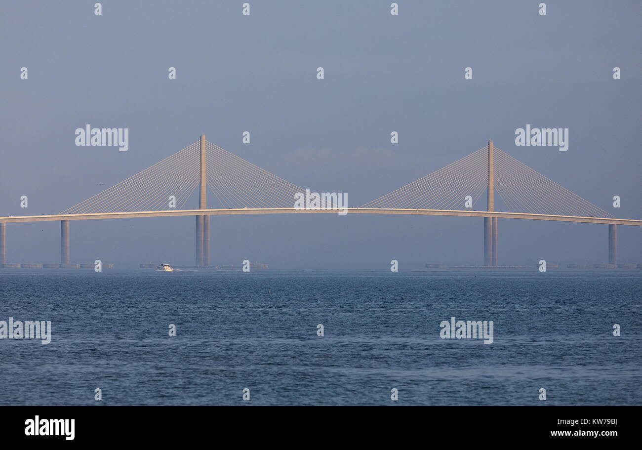 El Bob Graham Sunshine Skyway Bridge, llevando la I75 a través de la Bahía de Tampa, Florida. Foto de stock