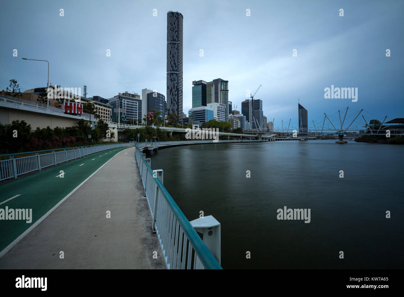 La ciudad de Brisbane, visto desde la orilla cycleway. Foto de stock