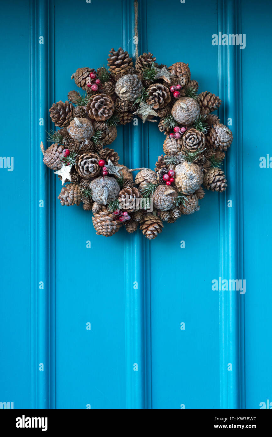 Corona de Navidad, colgando en la puerta, Corbridge, Northumberland, Reino Unido, diciembre de 2017 Foto de stock
