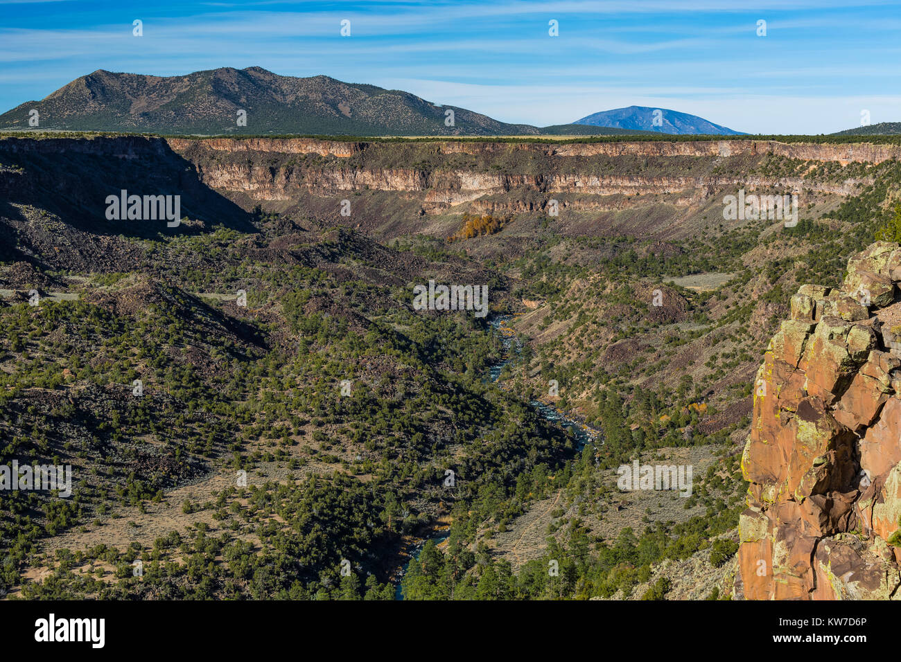 Rio Grande, con Ute Mountain distantes, en la zona de ríos salvajes de Río Grande del Norte Monumento Nacional cerca de Taos, Nuevo México, EE.UU. Foto de stock