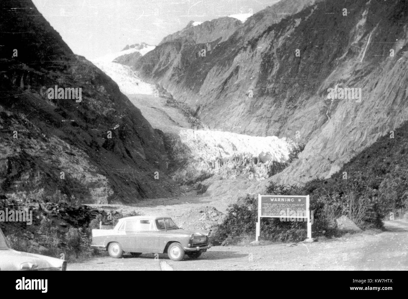 Los turistas que visitan el glaciar Franz Josef, Westland, Nueva Zelanda, 1950 Foto de stock