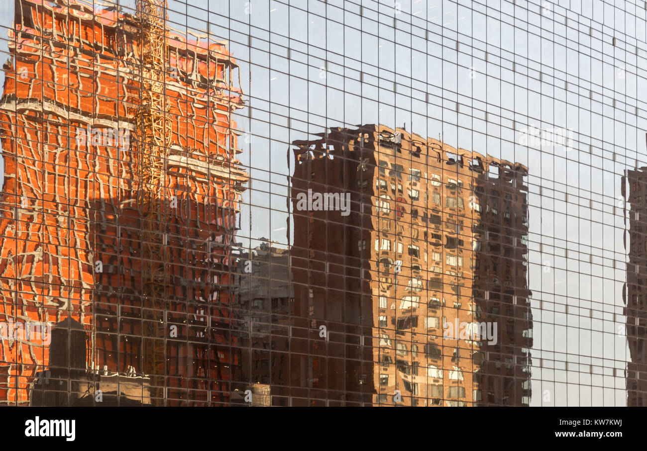 La reflexión de los edificios en el cristal de otro edificio en la ciudad de Nueva York Foto de stock
