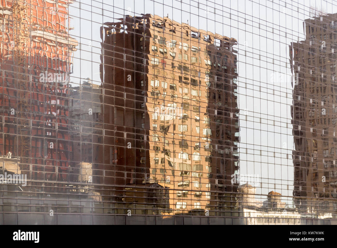 La reflexión de los edificios en el cristal de otro edificio en la ciudad de Nueva York Foto de stock
