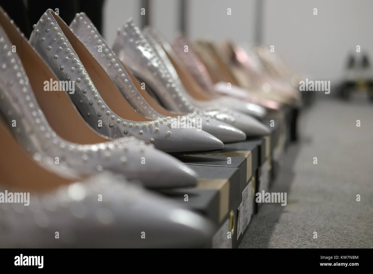 Los zapatos en una fila de mujeres de moda los zapatos de tacón alto en una  fila de cajas Fotografía de stock - Alamy