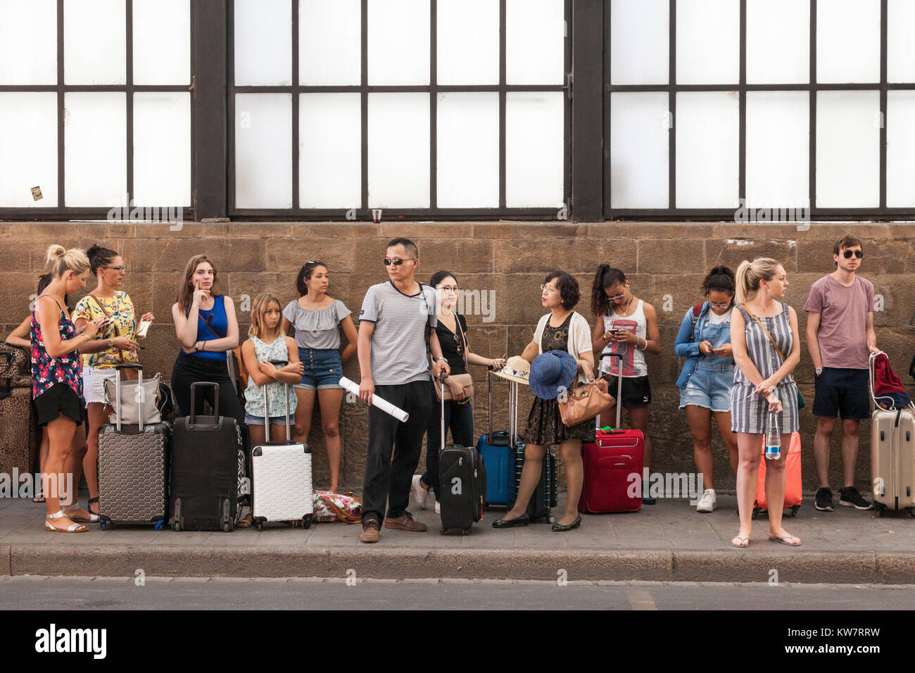 Gente esperando en línea en una parada de autobús, Florencia, Italia. Foto de stock