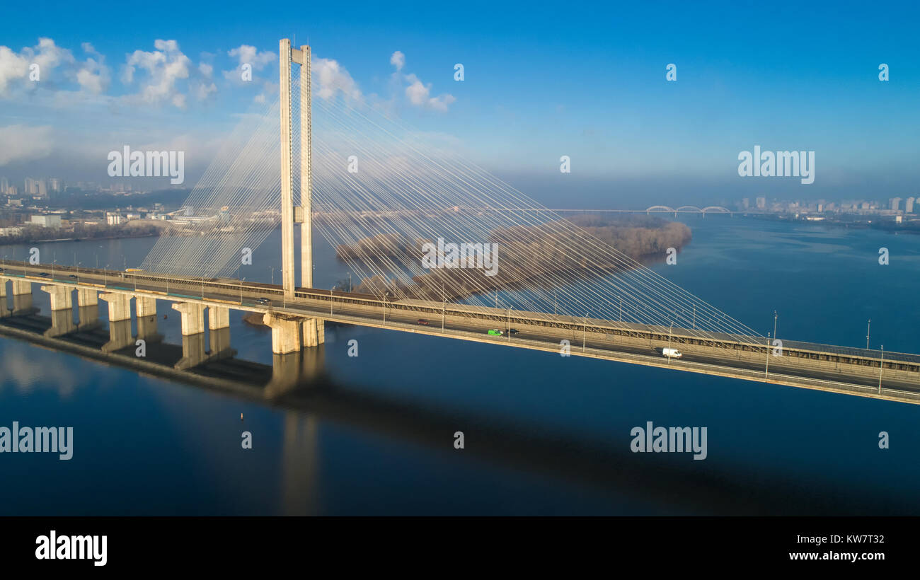 Vista aérea de la South Bridge. Vista aérea del sur de metro puente de cable. Kiev, Ucrania Foto de stock