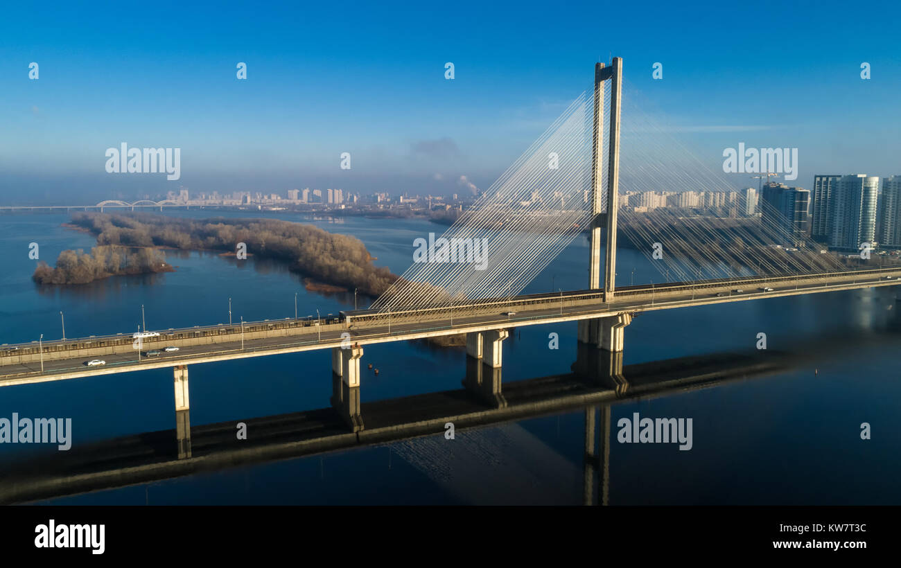 Vista aérea de la South Bridge. Vista aérea del sur de metro puente de cable. Kiev, Ucrania Foto de stock