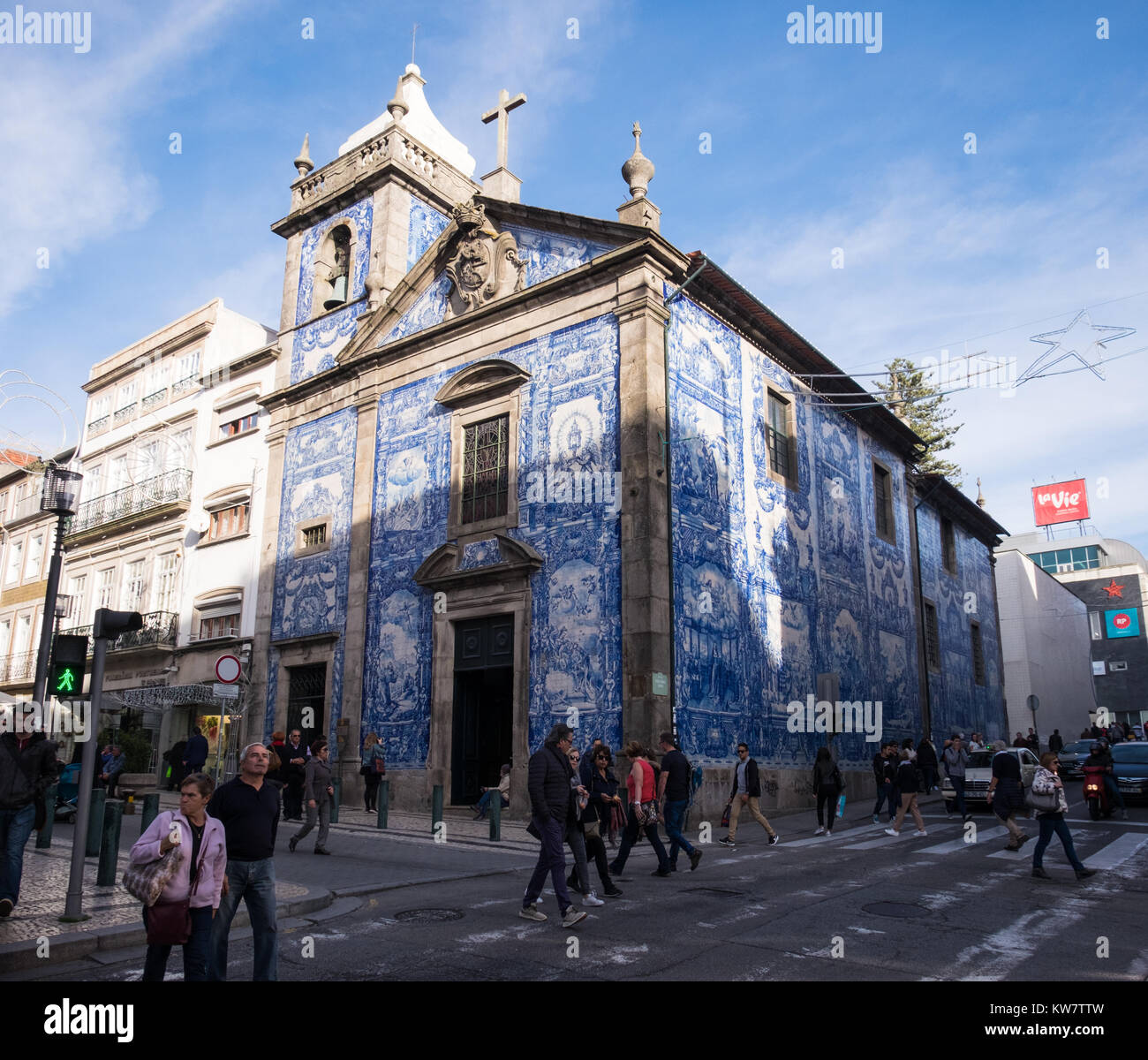 Azul icónico azulejos portugueses en un edificio en el centro de la ciudad de Oporto. Foto de stock