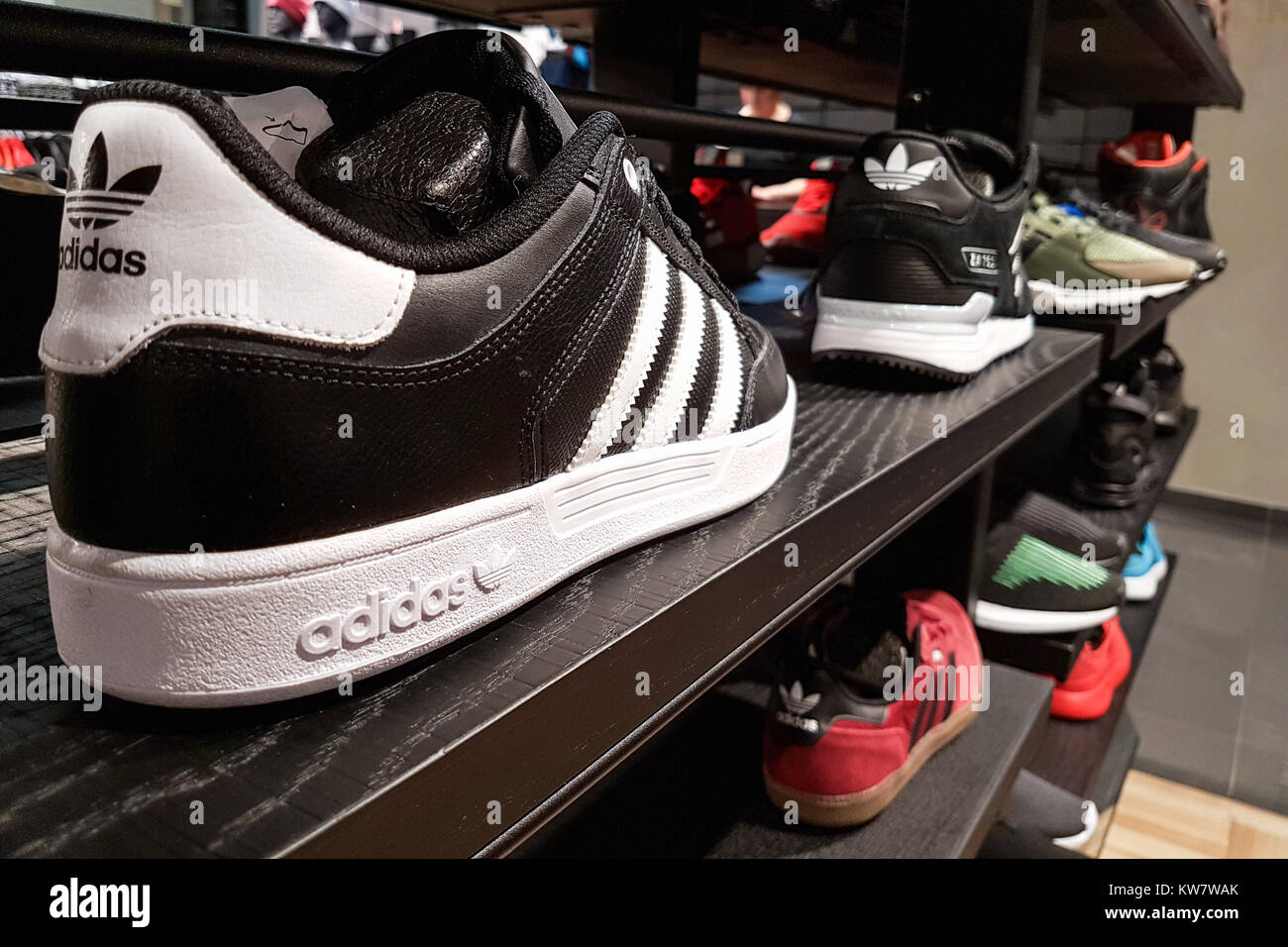 Lubin, Polonia - 17 noviembre, 2017: colección de moda adidas zapatos  deportivos ofrecidos para la venta en la tienda de Adidas. Adidas AG es un  alemán multinaitional Fotografía de stock - Alamy