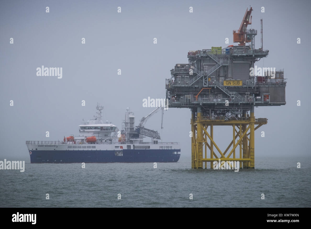 Alojamiento y trabajo a pie de barco, Bibby Wavemaster, sobre el parque eólico offshore Galloper, REINO UNIDO Foto de stock