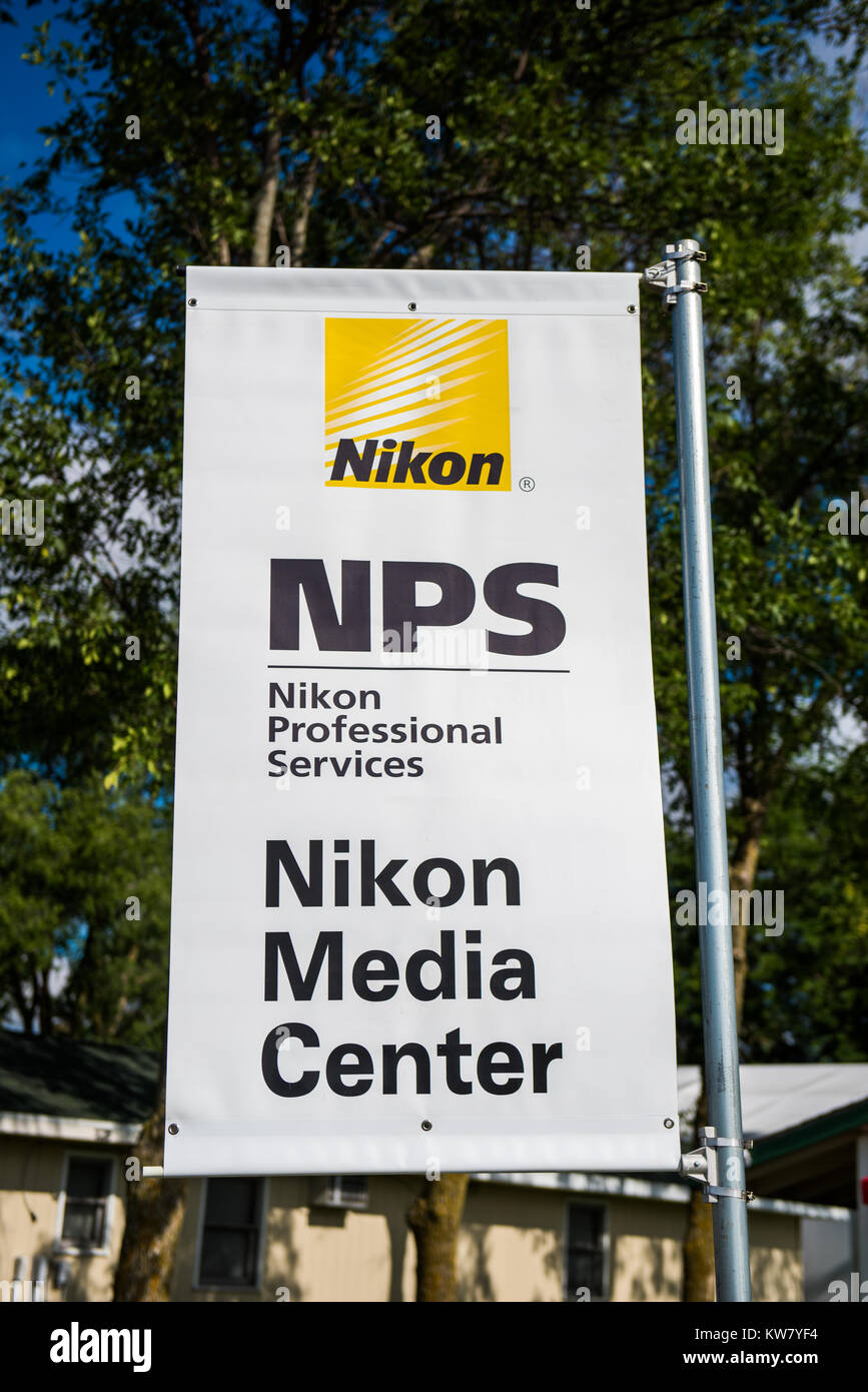 En Oshkosh, WI - 24 de julio de 2017: Un signo que NPS Nikon Nikon es sinónimo de oferta de servicios profesionales con el engranaje y las reparaciones profesionales de Nikon. Foto de stock