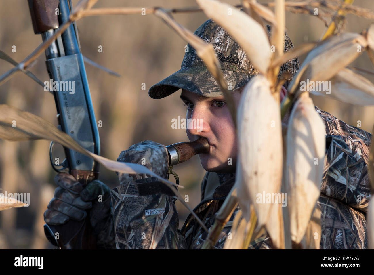 Un joven cazador de patos en Dakota del Norte Foto de stock