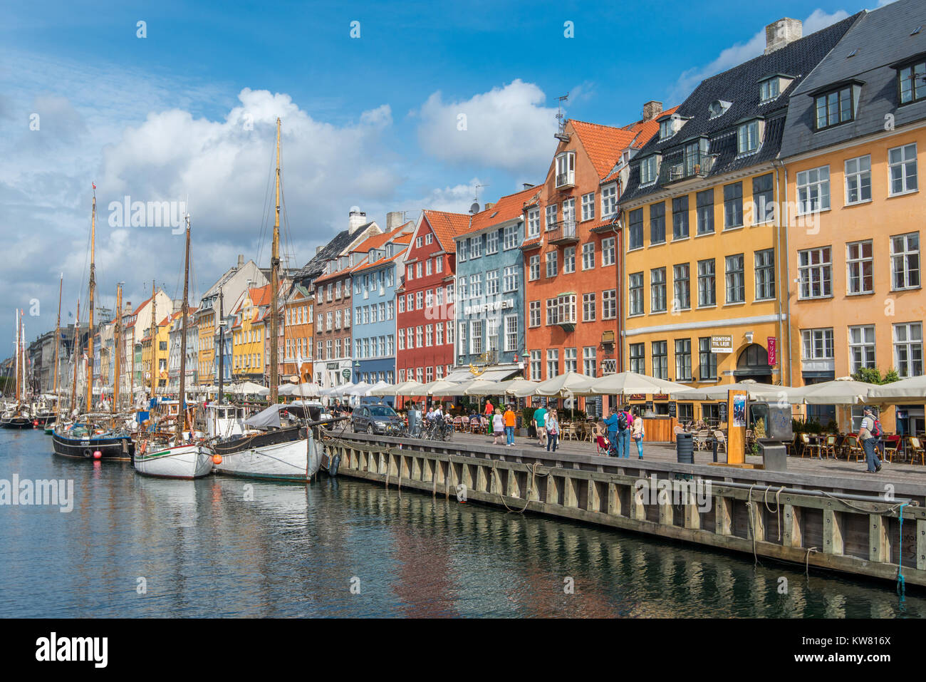 Nyhavn, un barrio portuario del siglo XVII en el centro de Copenhagen, y actualmente una atracción turística popular waterfront y el distrito de entretenimiento. Foto de stock