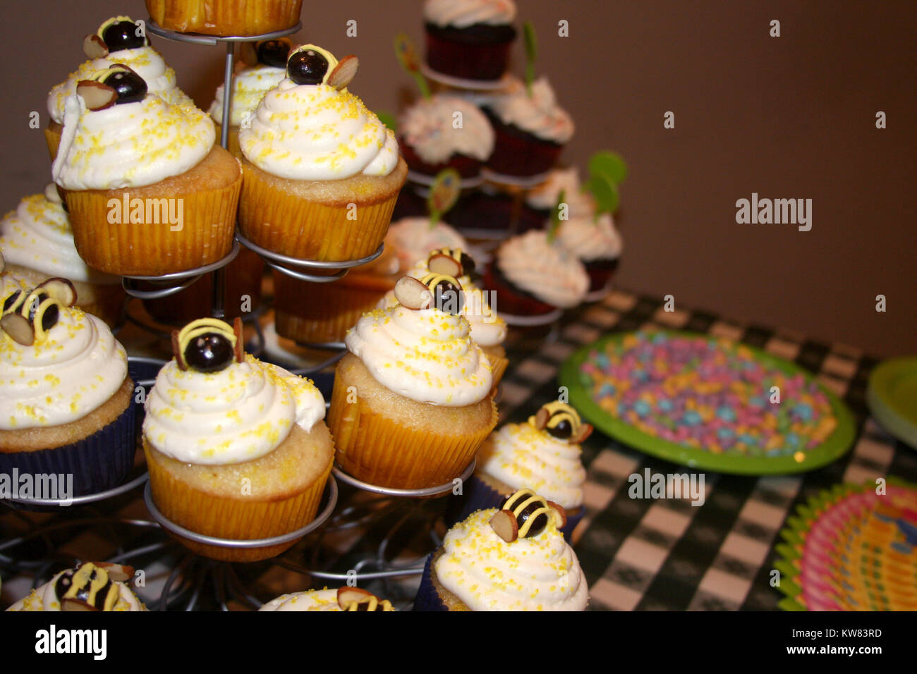 Cupcakes en ordenados mesa para fiesta de cumpleaños Fotografía de stock -  Alamy