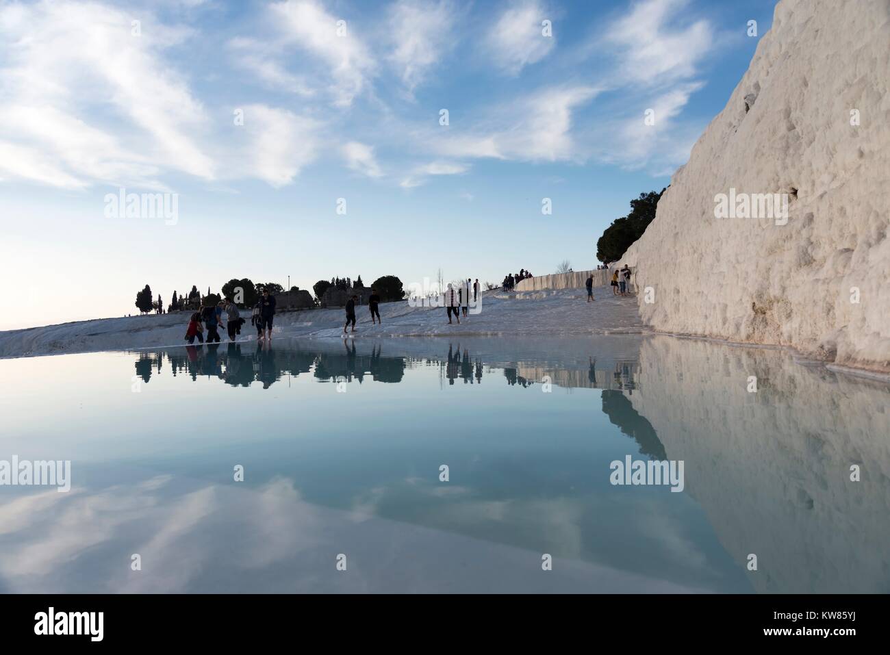 Enero 24, 2015 PAMUKKALE Pamukkale,es un sitio natural en la provincia de Denizli, en el suroeste de Turquía. Los visitantes no identificados son paseos a tufo. Foto de stock