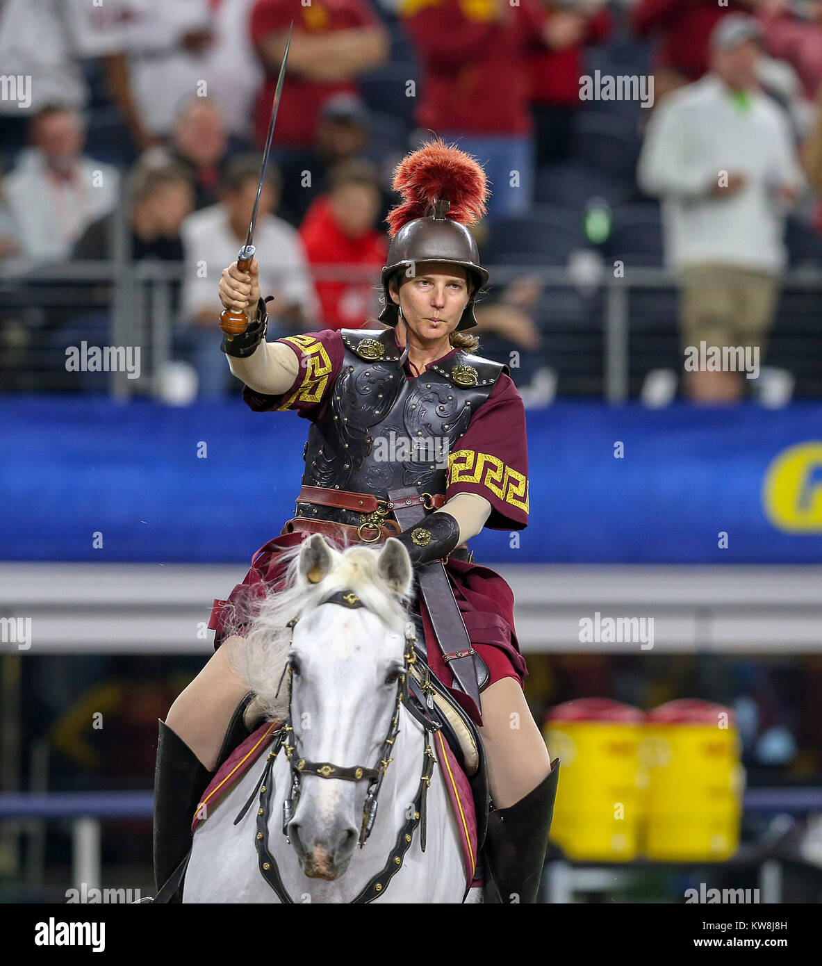 Arlington, TX, EE.UU. 29 dic, 2017. La USC Trojans mascota durante el Cotton Bowl Goodyear clásico entre los troyanos de USC y la Ohio State Buckeyes en AT&T Stadium en Arlington, TX. John Glaser/CSM/Alamy Live News Foto de stock