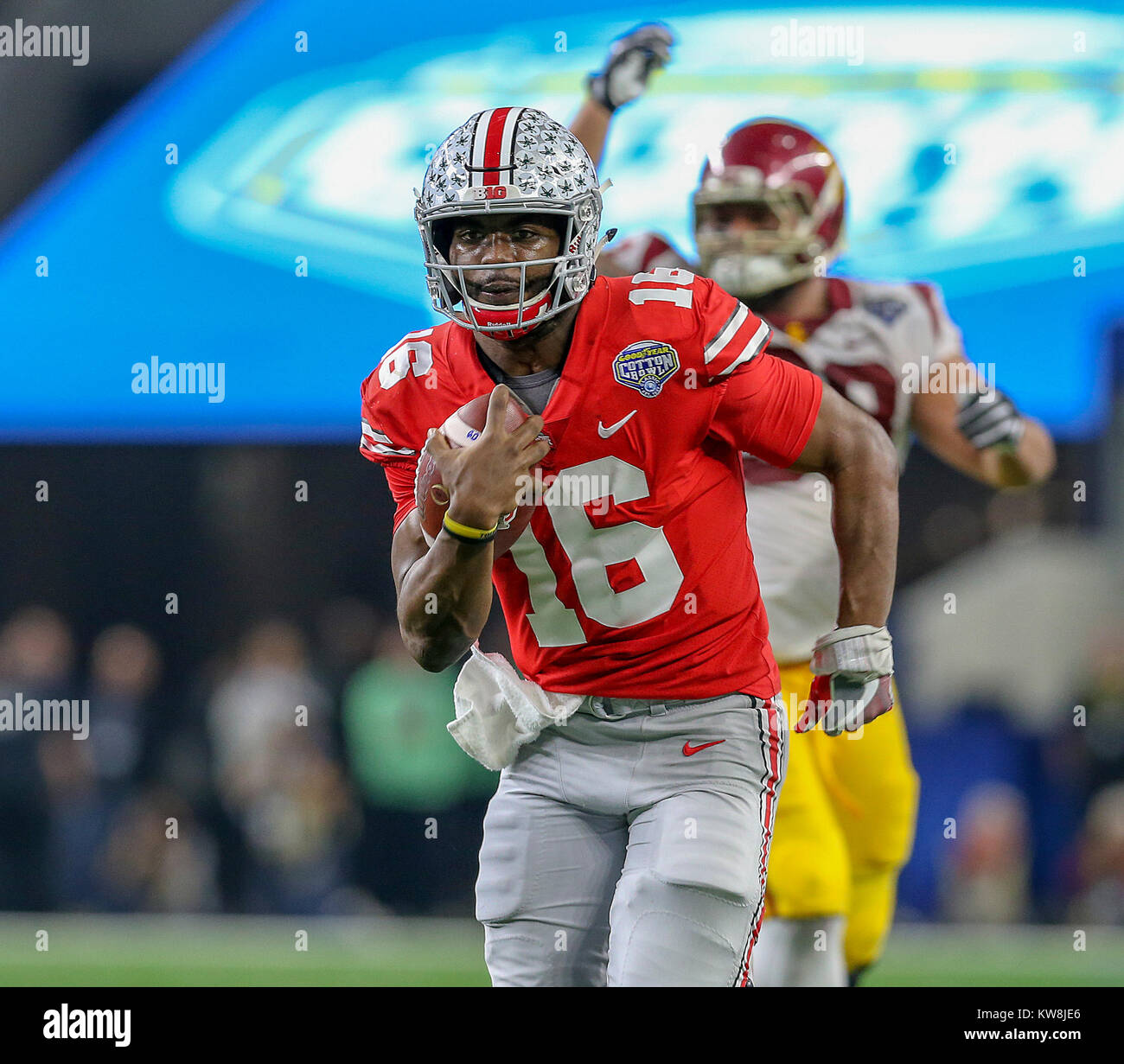 Arlington, TX, EE.UU. 29 dic, 2017. Ohio State Buckeyes quarterback J.T. Barrett (16) durante el Cotton Bowl Goodyear clásico entre los troyanos de USC y la Ohio State Buckeyes en AT&T Stadium en Arlington, TX. John Glaser/CSM/Alamy Live News Foto de stock