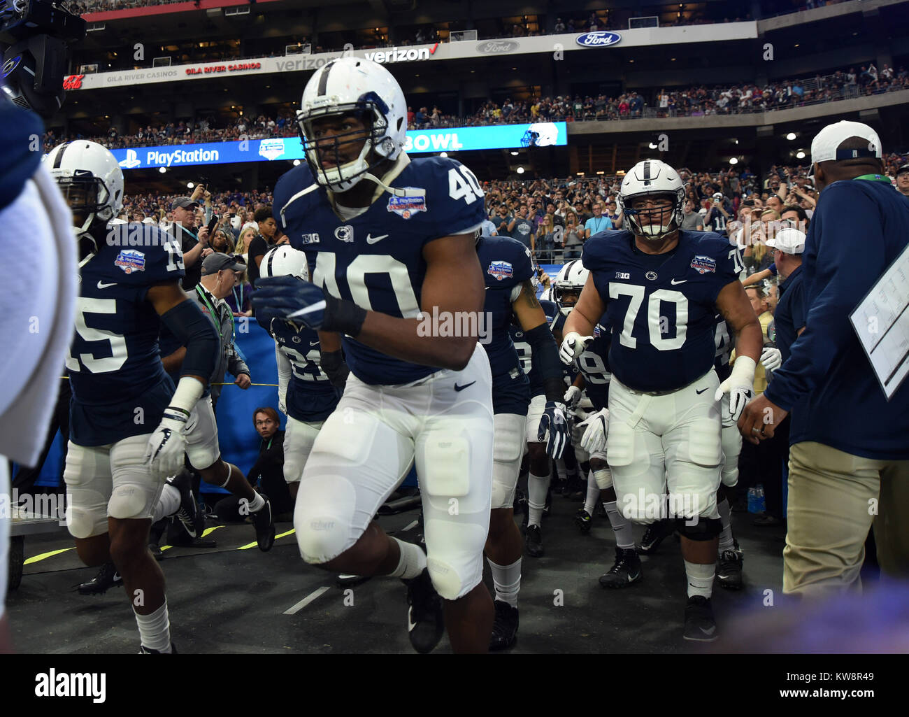 Glendale, Arizona, EE.UU.. 30 dic, 2017. Penn State jugadores toman el campo durante el Playstation Fiesta Bowl NCAA College Football juego entre los Washington huskies y el Penn State Nittany Lions en la University of Phoenix Stadium, en Glendale, Arizona. John Green/CSM/Alamy Live News Foto de stock