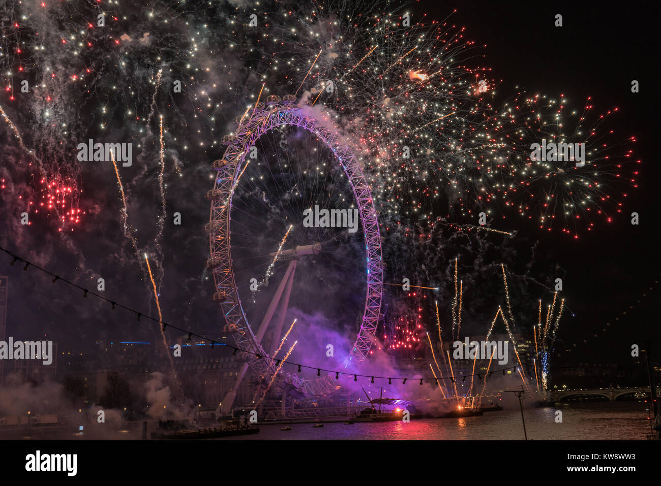 Londres, Inglaterra, Reino Unido. El 31 de diciembre de 2017. Miles atiende el 2018 London's de víspera de Año Nuevo con fuegos artificiales en el terraplén. Foto de stock