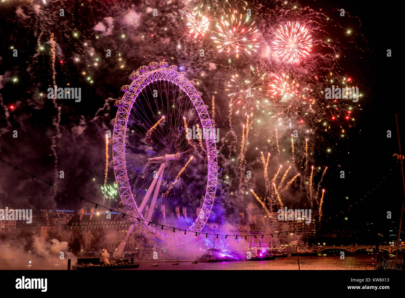 Londres, Inglaterra, Reino Unido. El 31 de diciembre de 2017. Miles atiende el 2018 London's de víspera de Año Nuevo con fuegos artificiales en el terraplén. Foto de stock