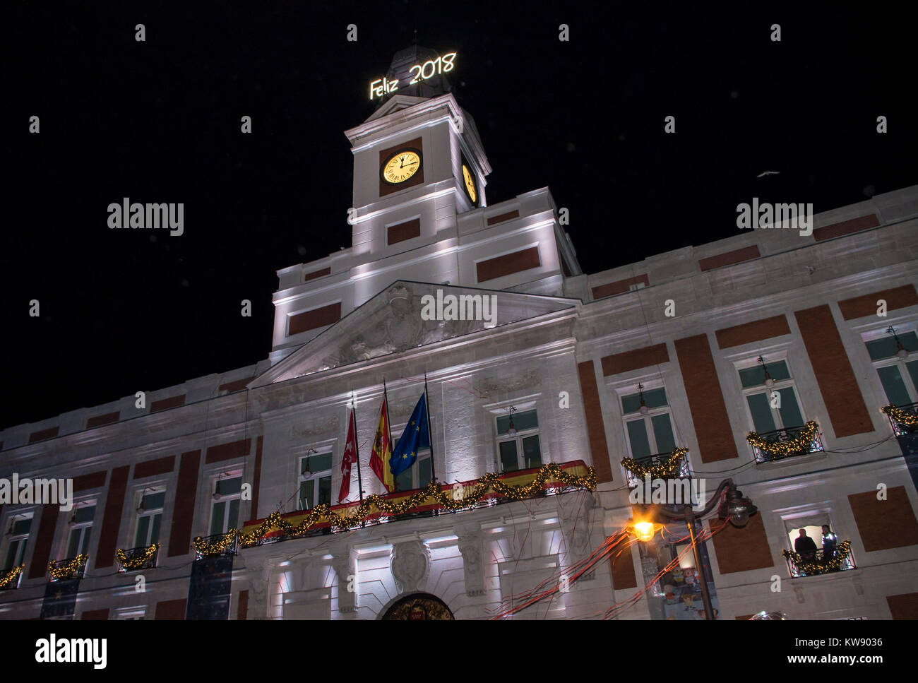 Madrid, España. 31 dic, 2017. Miles de personas se reunieron en la plaza  central de la Puerta del Sol de Madrid para dar la bienvenida al nuevo año  y tienen la tradicional