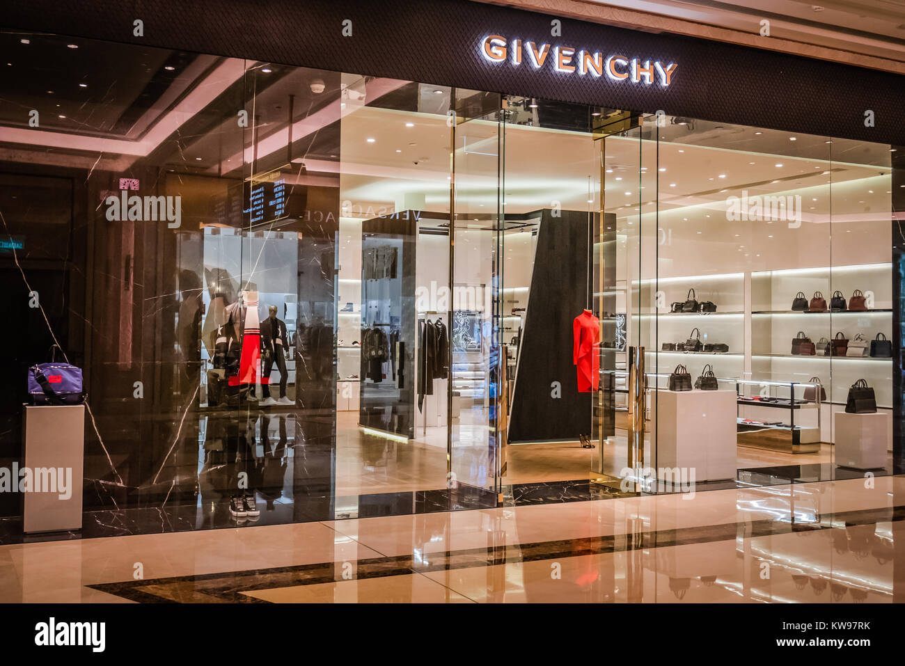 Givenchy fotografías e imágenes de alta resolución - Alamy