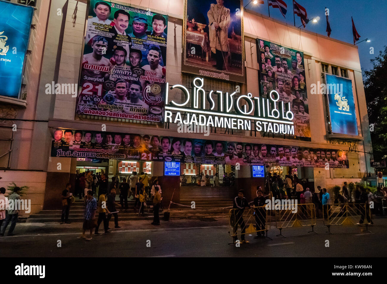El estadio de boxeo tailandés en Bangkok Foto de stock