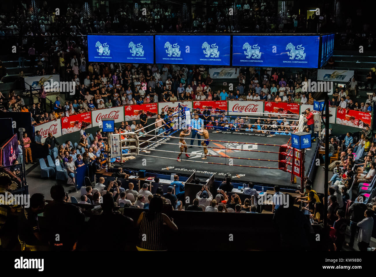 Rajadamnern Stadium es un estadio de boxeo muay thai en Bangkok