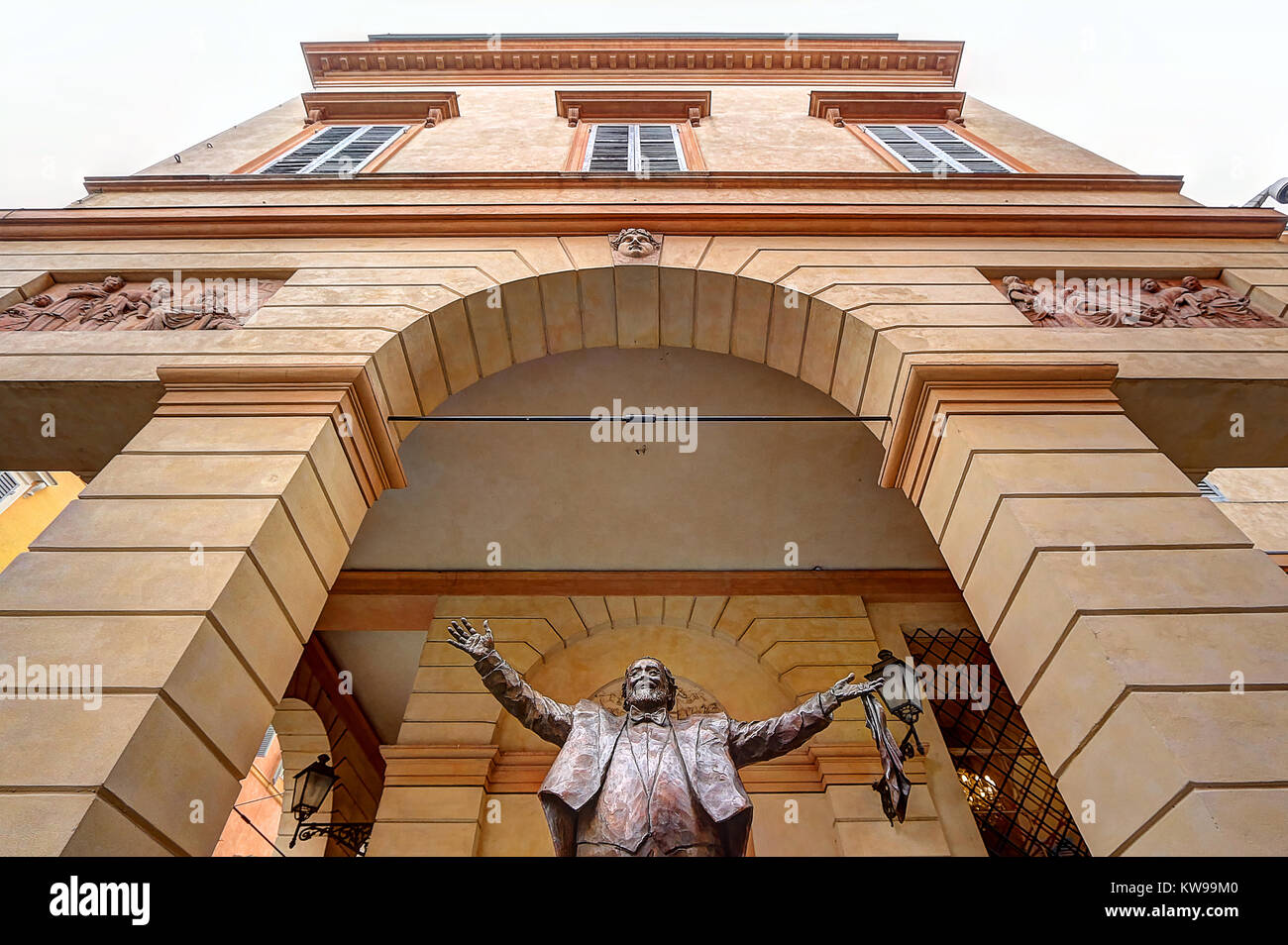 Luciano Pavarotti monumento de bronce, Modena, Italia Foto de stock