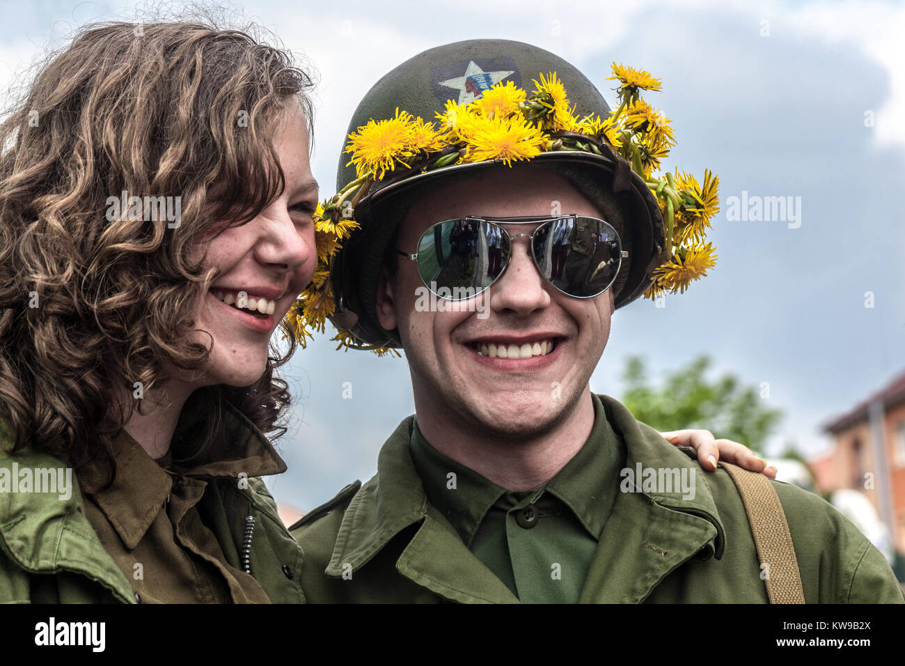 Celebraciones de liberación Ciudad Plzen Pilsen República Checa WW2 liberada por el ejército estadounidense del general Patton Pareja joven en ropa de época Sonrisa feliz Foto de stock