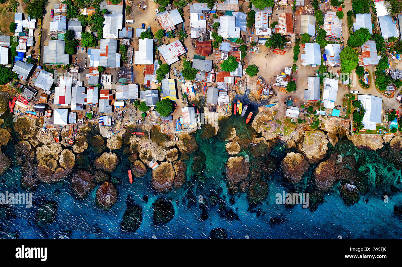 Vista aérea de la aldea de pescadores en Honiara, Islas Salomón Foto de stock