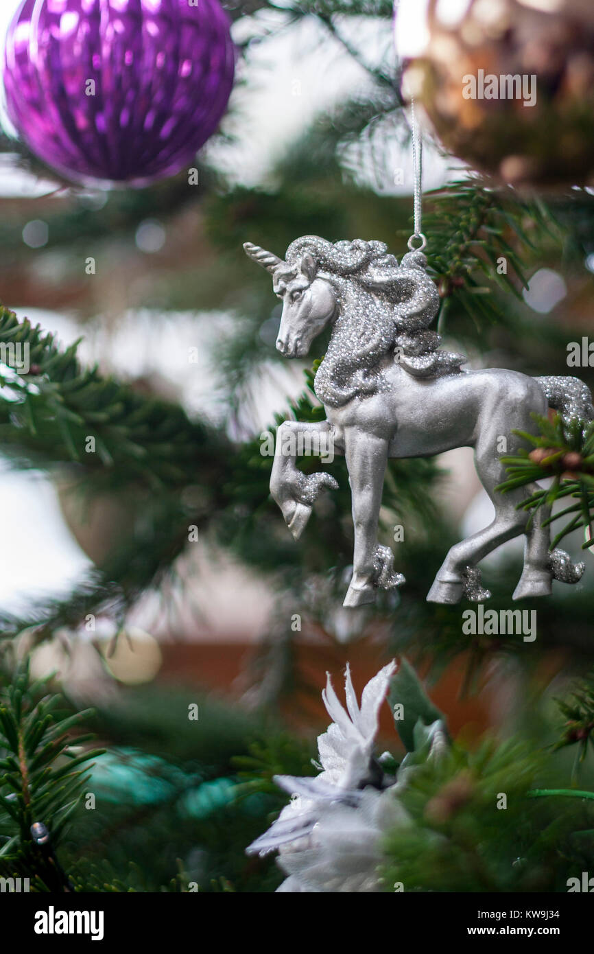 Acercamiento de bolas de árbol de Navidad, decoraciones de unicornio  Fotografía de stock - Alamy
