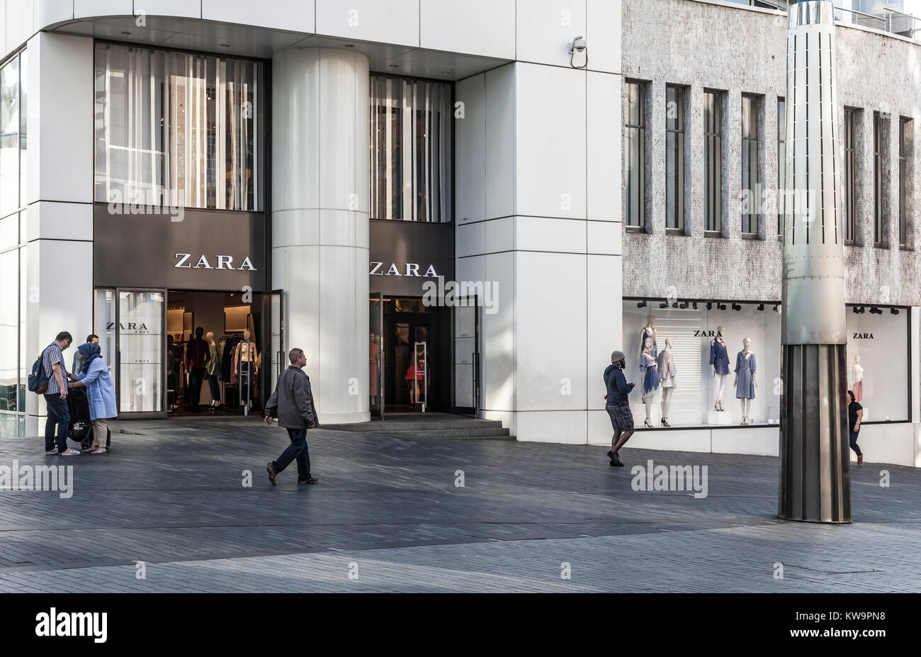 Los peatones pasando la entrada principal de la tienda de moda tiendas Zara en rotonda Plaza, Plaza de Toros, Birmingham, Inglaterra, Reino Unido. Foto de stock