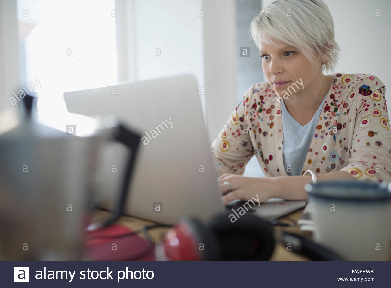 Centrado mujer teletrabajo,trabajando en equipo portátil Foto de stock