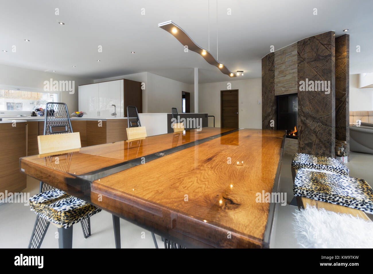Gran cocina y mesa de madera antigua en estilo moderno Fotografía de stock  - Alamy