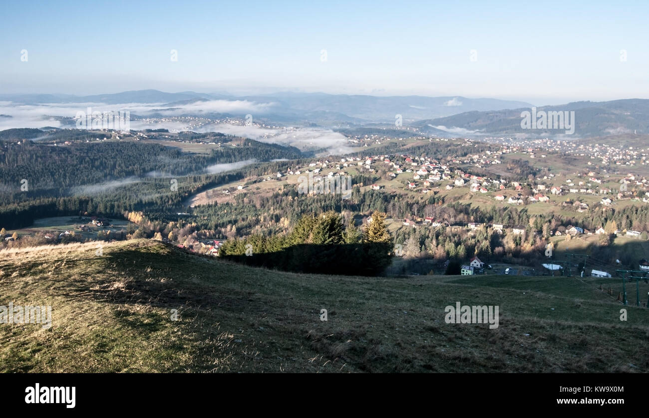 Y Koniakow Istebna aldeas con sus alrededores desde Ochodzita Hill en las montañas Beskydy Silesia en Polonia durante la mañana de otoño con el cielo claro Foto de stock