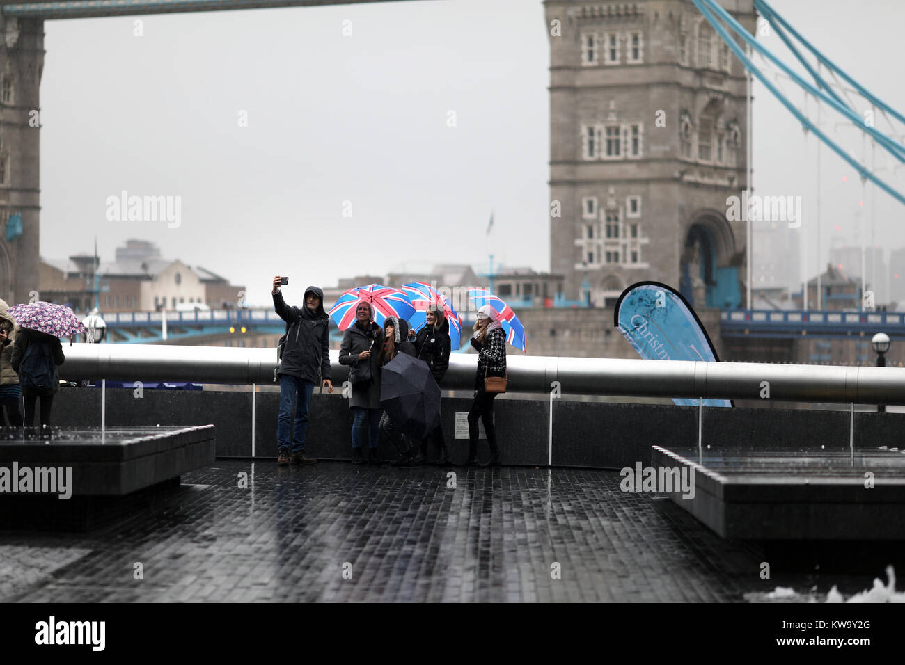 Pic Muestra Vuelta Al Trabajo El 2 De Enero Despues De Vacaciones Hoy Viniendo Sobre El Puente De Londres Nos Tiempo Azoto La Capital En La Manana Por Gavin Pic Fotografia De