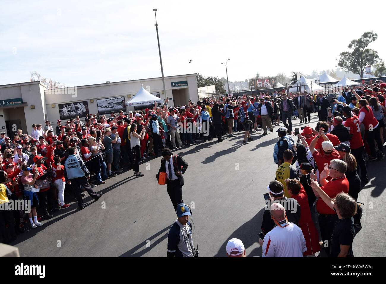 Enero 01, 2018. Georgia entra en el estadio antes durante el 2018 Rose Bowl en la semi-final del juego entre los Sooners de Oklahoma y Georgia Bulldogs en el Rose Bowl Stadium de Pasadena, CA. John Green/CSM Foto de stock