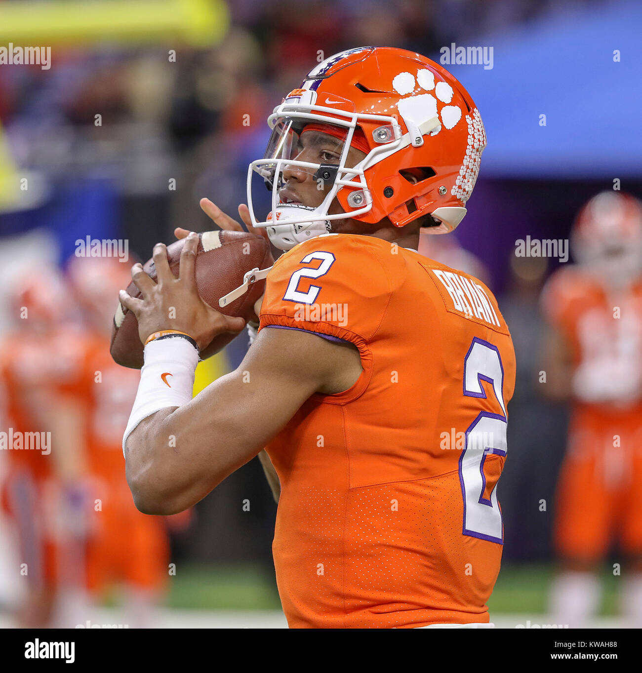 Nueva Orleans, EE.UU.. 1 ene, 2018. Clemson Tigers quarterback Kelly Bryant (2) calienta antes del inicio de la Allstate Sugar Bowl entre el Alabama Crimson Tide y la Clemson Tigers en el Mercedes-Benz Superdome en Nueva Orleans, Luisiana John Glaser/CSM/Alamy Live News Foto de stock