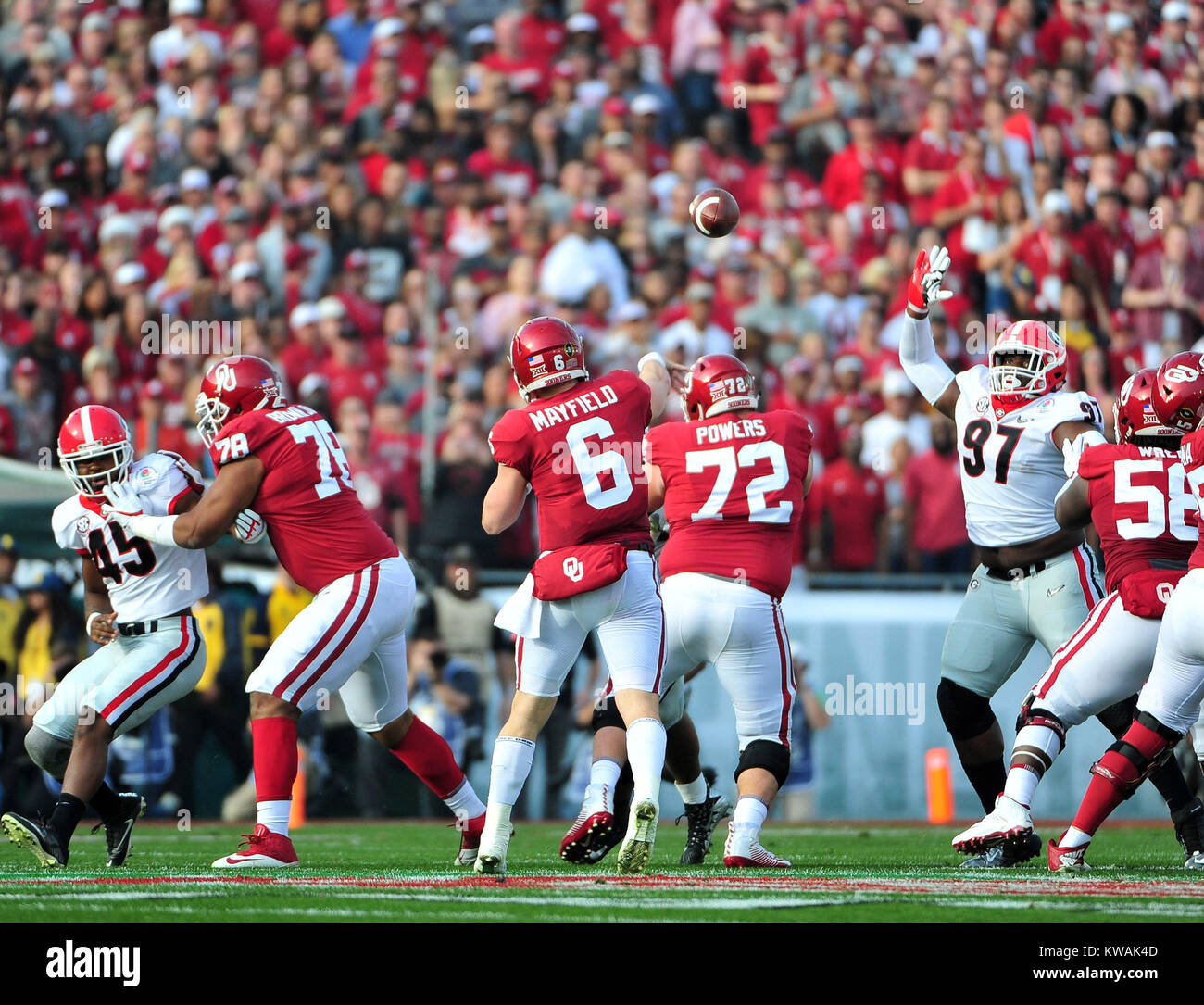 Pasadena, California, USA. 01 ene, 2018. Oklahoma Sooners quarterback Baker Mayfield #6 celebra una OU Touchdown durante el 2018 Rose Bowl en la semi-final del juego entre los Sooners de Oklahoma y Georgia Bulldogs en el Rose Bowl Stadium de Pasadena, CA. John Green/CSM Crédito: Cal Sport Media/Alamy Live News Foto de stock