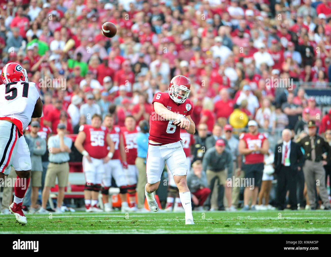 Pasadena, California, USA. 01 ene, 2018. Oklahoma Sooners quarterback Baker Mayfield #6 durante el 2018 Rose Bowl en la semi-final del juego entre los Sooners de Oklahoma y Georgia Bulldogs en el Rose Bowl Stadium de Pasadena, CA. John Green/CSM Crédito: Cal Sport Media/Alamy Live News Foto de stock