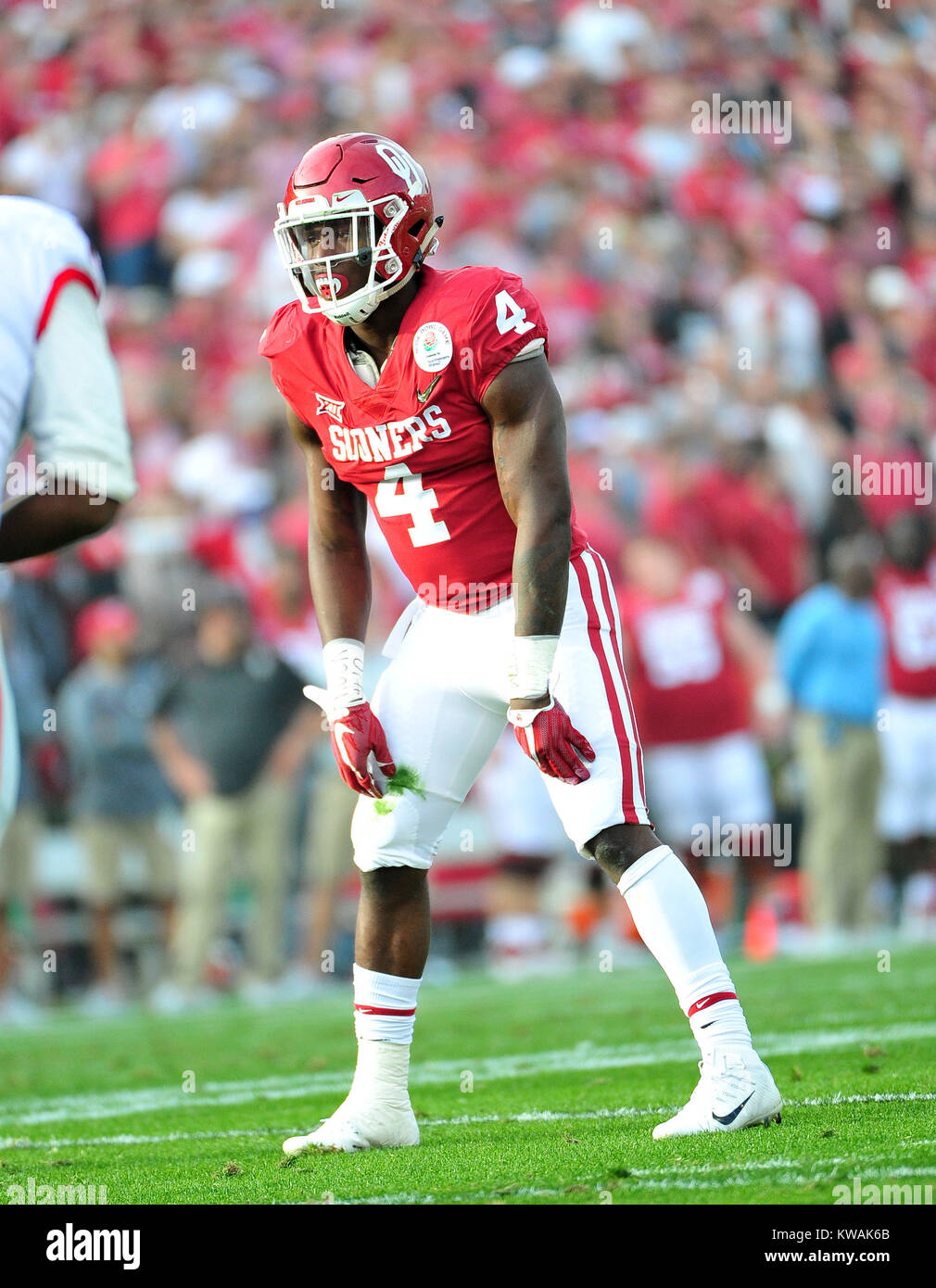 Pasadena, California, USA. 01 ene, 2018. Oklahoma Sooners volver corriendo Trey sermón #4 durante el 2018 Rose Bowl en la semi-final del juego entre los Sooners de Oklahoma y Georgia Bulldogs en el Rose Bowl Stadium de Pasadena, CA. John Green/CSM Crédito: Cal Sport Media/Alamy Live News Foto de stock