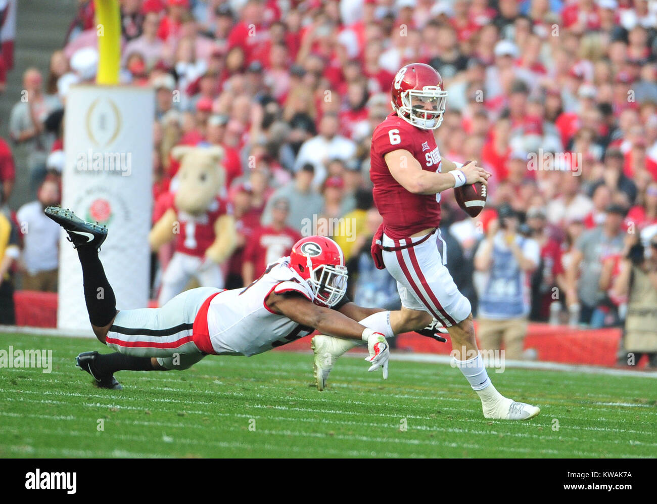 Pasadena, California, USA. 01 ene, 2018. Oklahoma Sooners quarterback Baker Mayfield #6 durante el 2018 Rose Bowl en la semi-final del juego entre los Sooners de Oklahoma y Georgia Bulldogs en el Rose Bowl Stadium de Pasadena, CA. John Green/CSM Crédito: Cal Sport Media/Alamy Live News Foto de stock