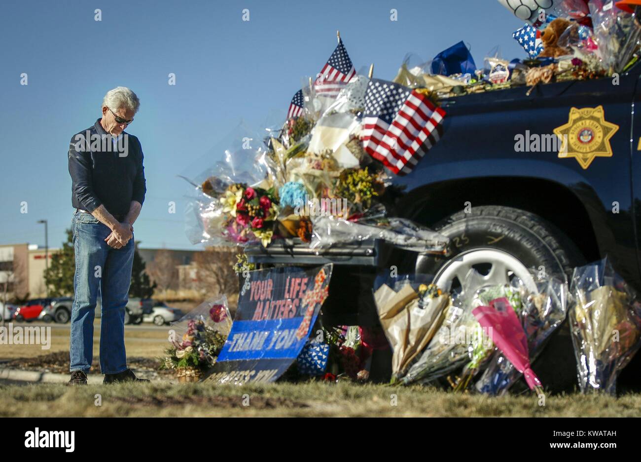 Denver, Estados Unidos. 2 ene, 2018. Don Bodemann de Highlands Ranch llora de adjunto del Sheriff del Condado de Douglas Zackari Parrish, quien fue baleado y muerto en la línea del deber por un pistolero en el pasado domingo por la mañana, en Highlands Ranch, Colorado, Estados Unidos, el 2 de enero, 2018. Zackari Parrish era casado y padre de dos hijos. Crédito: Marc Piscotty/Xinhua/Alamy Live News Foto de stock