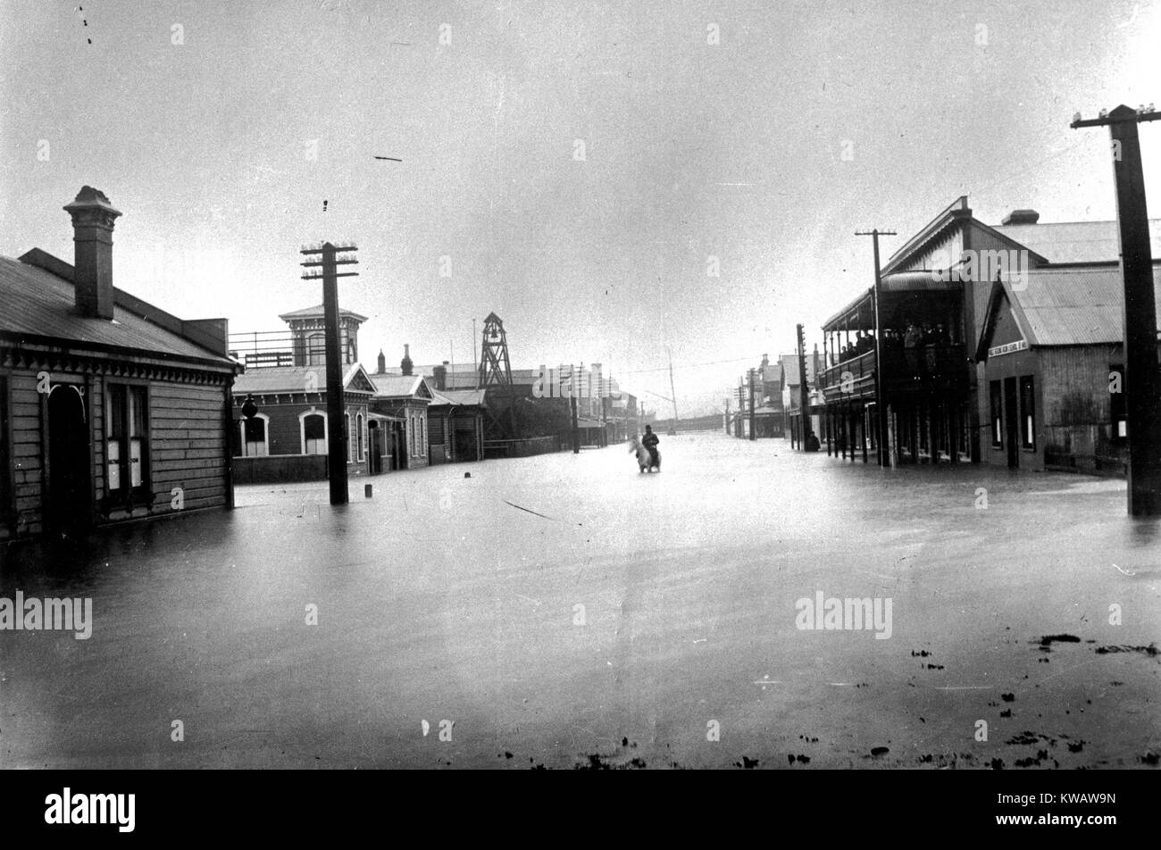 Las aguas de inundación en Greymouth, Westland, Nueva Zelanda, probablemente 1905 Foto de stock