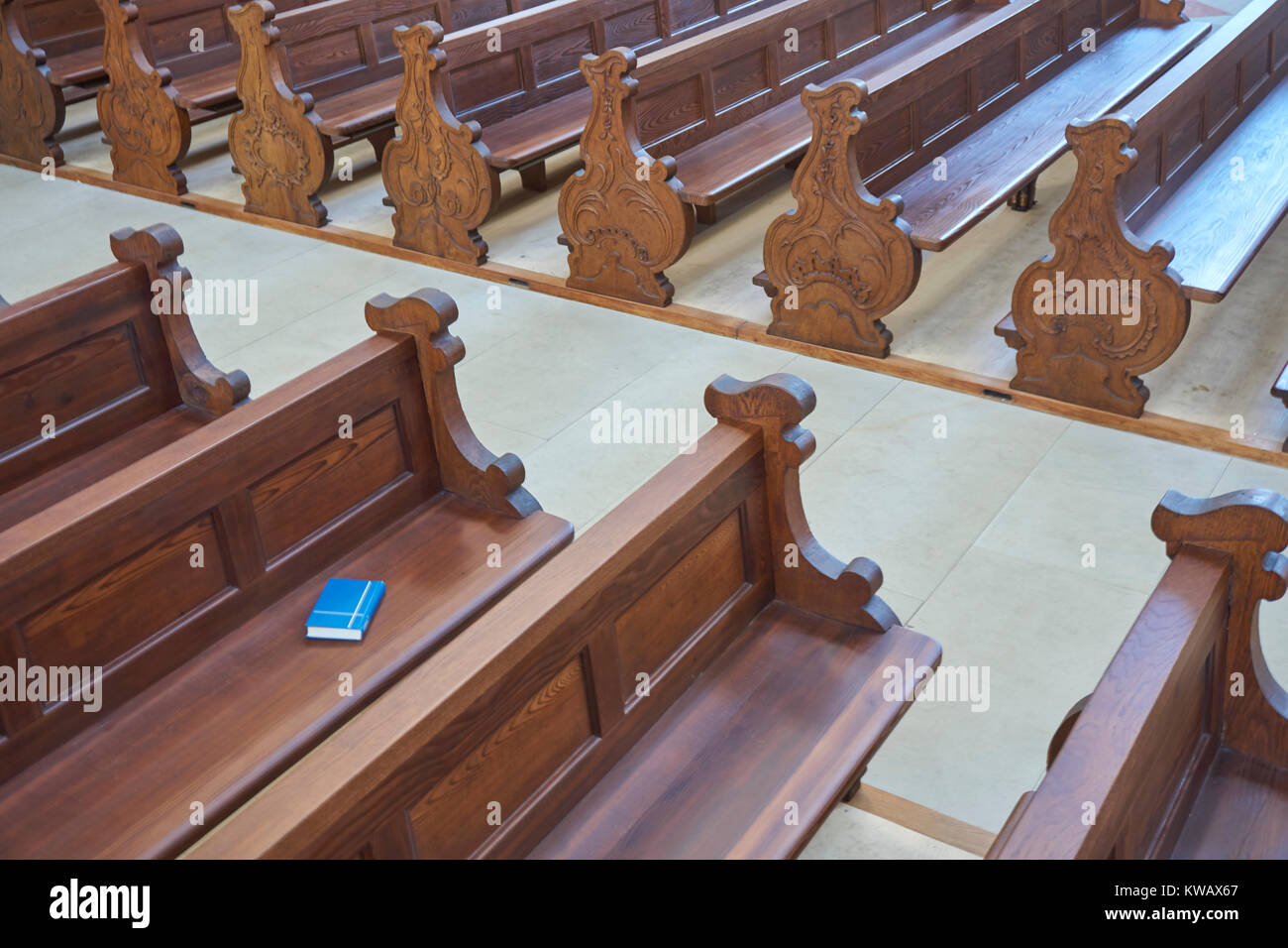Los bancos de la iglesia en una iglesia catedral Fotografía de stock - Alamy Los bancos de la iglesia en una iglesia catedral Fotografía de stock - Alamy
