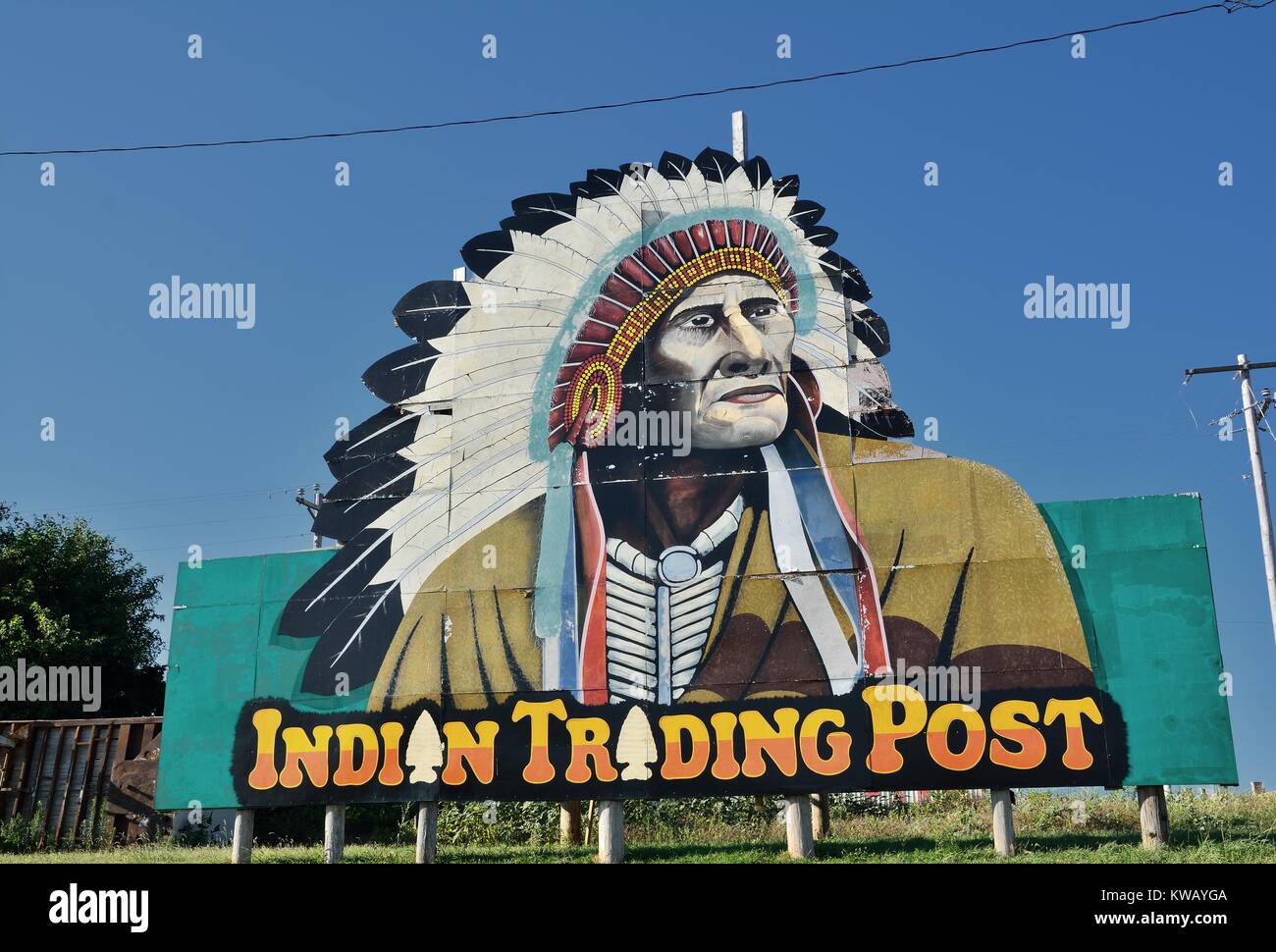 Calumet, Oklahoma - Julio 20, 2017: India Trading Post y el arte, el Calumet salida de la Interestatal 40 en el oeste de Oklahoma. Sobre la Ruta 66 que pasa th Foto de stock